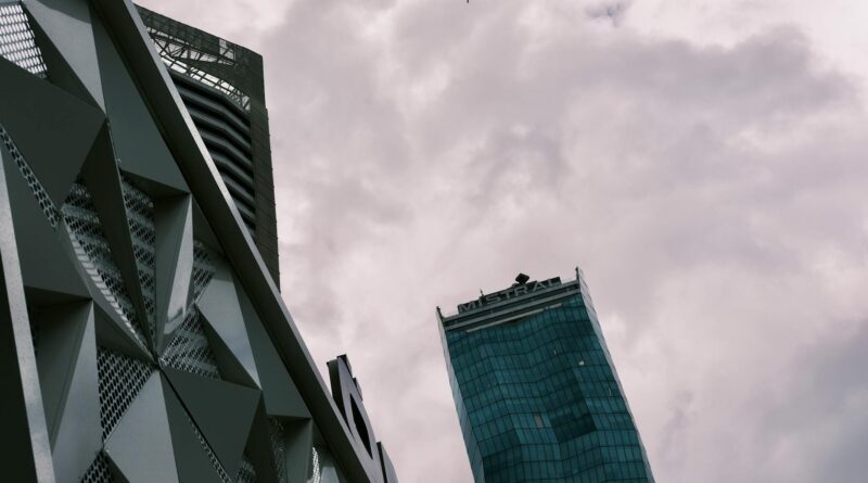 Para criar um jardim vertical em pequenos espaços, planeje cuidadosamente o local e a incidência de luz, escolha a estrutura