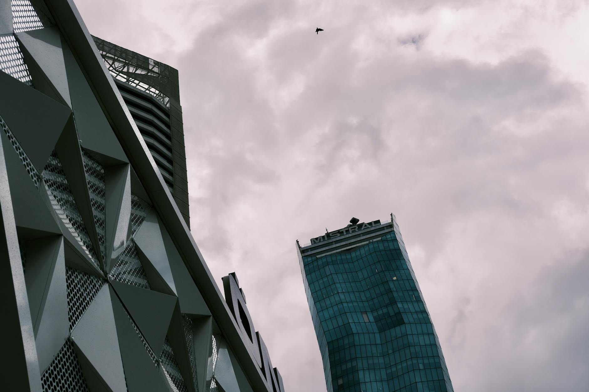 Jardim Vertical em Pequenos Espaços: O Guia Definitivo para um Oásis Verde Urbano