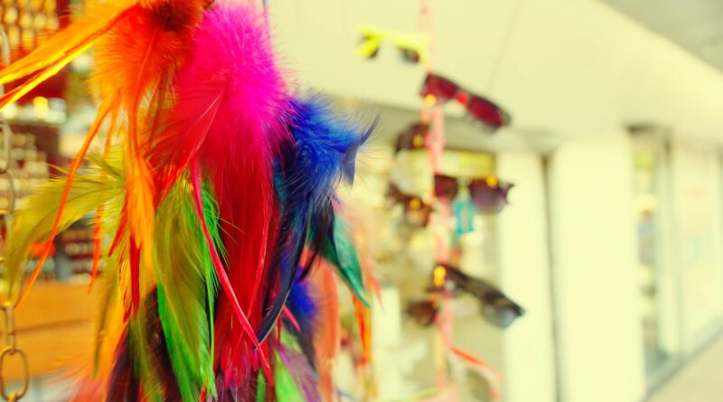 Para praticar a decoração sustentável e reutilizar móveis antigos, você pode restaurar, pintar, estofar ou transformar a funç