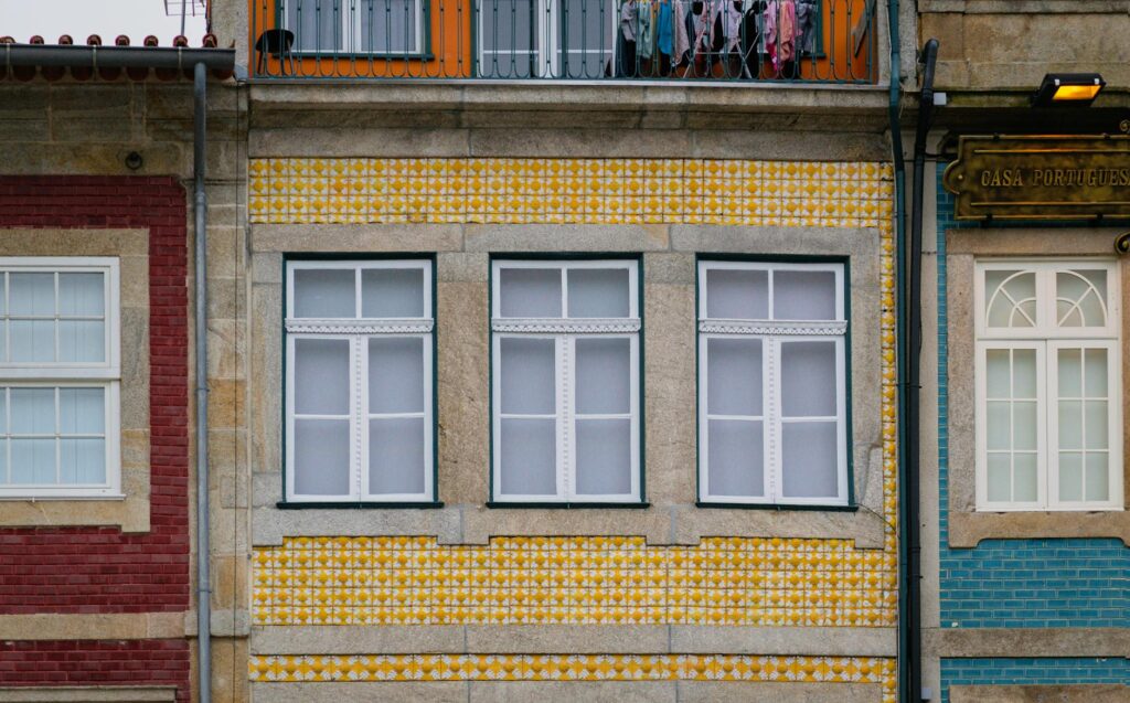 Para plantas para colocar na frente da casa, considere espécies que se adaptem ao clima local, à exposição solar e que demand