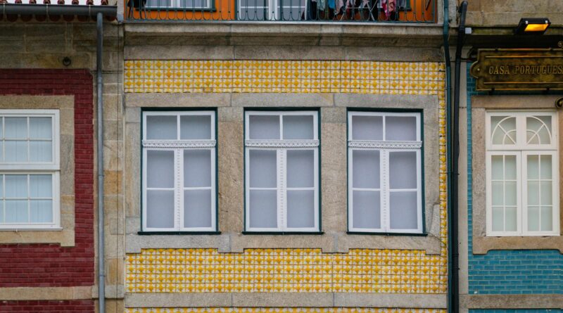 Para plantas para colocar na frente da casa, considere espécies que se adaptem ao clima local, à exposição solar e que demand