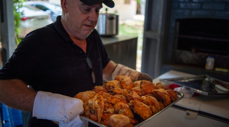 Para terra e substrato, a escolha ideal depende da espécie da planta e suas necessidades específicas de drenagem, aeração e n
