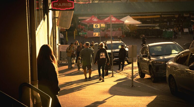 Para aproveitar água da chuva para uso doméstico, é necessário instalar um sistema de captação que inclui telhados, calhas, f