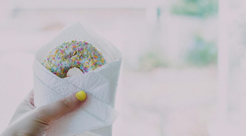 Para uma área gourmet com cimento queimado, é essencial planejar o design, escolher o tipo de acabamento (tradicional, epóxi