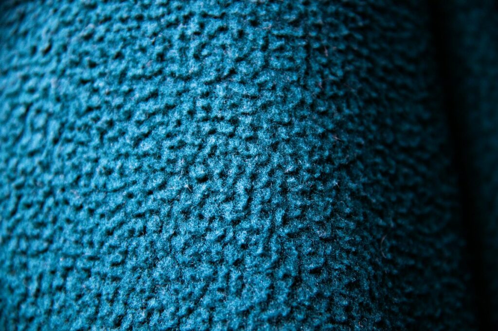 Para *azul queimado*, trata-se de uma tonalidade de azul profunda e dessaturada, que evoca sofisticação e serenidade. É frequ