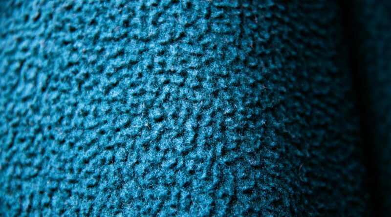 Para *azul queimado*, trata-se de uma tonalidade de azul profunda e dessaturada, que evoca sofisticação e serenidade. É frequ