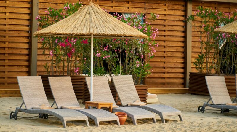 Para escolher a cadeira de sol ideal, considere o material (alumínio, madeira, plástico), o conforto (reclinável, apoio de br