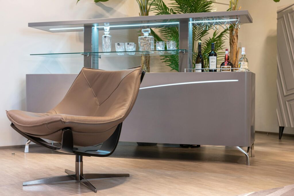 Para a cadeira espreguiçadeira ideal para sua sala, considere o espaço disponível, o estilo da decoração e o nível de confort
