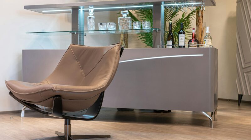 Para a cadeira espreguiçadeira ideal para sua sala, considere o espaço disponível, o estilo da decoração e o nível de confort