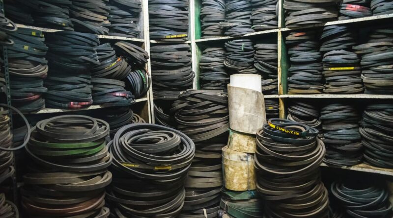 Para uma cama box baú casal preta, considere a capacidade de armazenamento, o tipo de abertura do baú, o material da estrutur