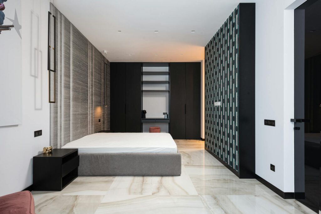 Para cama box baú com colchão, considere o tamanho ideal para seu espaço, a qualidade do mecanismo de abertura do baú, o tipo