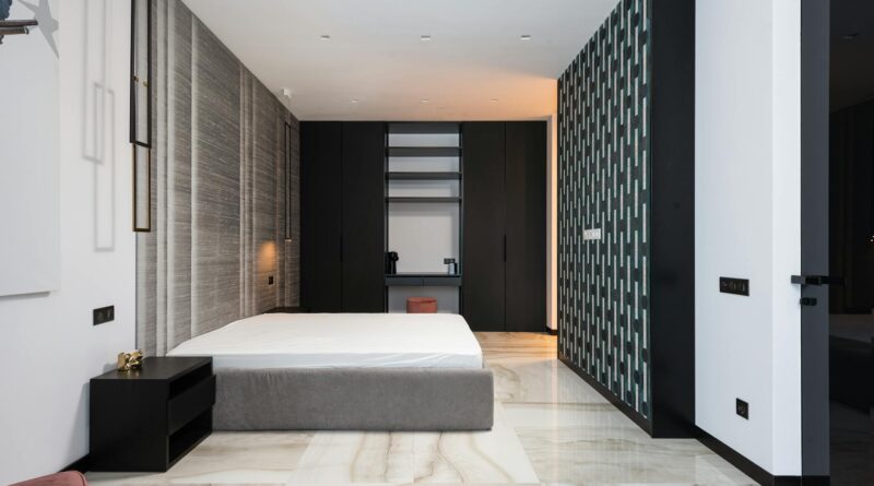 Para cama box baú com colchão, considere o tamanho ideal para seu espaço, a qualidade do mecanismo de abertura do baú, o tipo