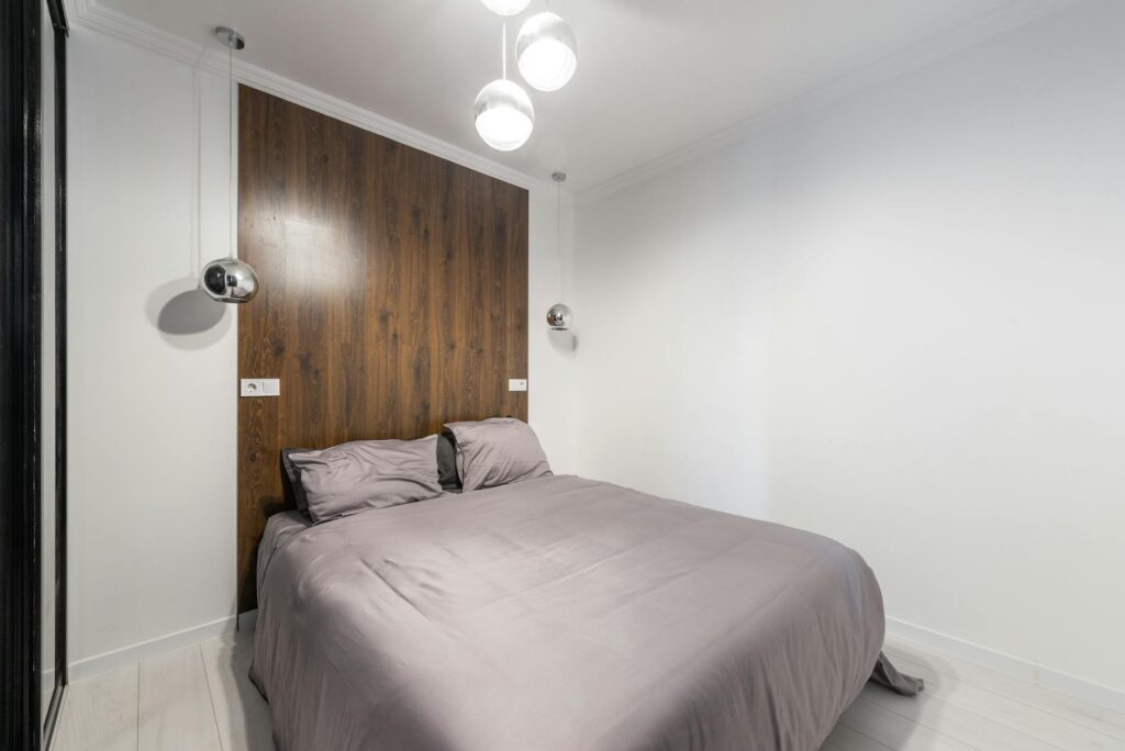 Para escolher a cama box casal de madeira da MadeiraMadeira ideal, considere o tipo de madeira, o design, o nível de conforto