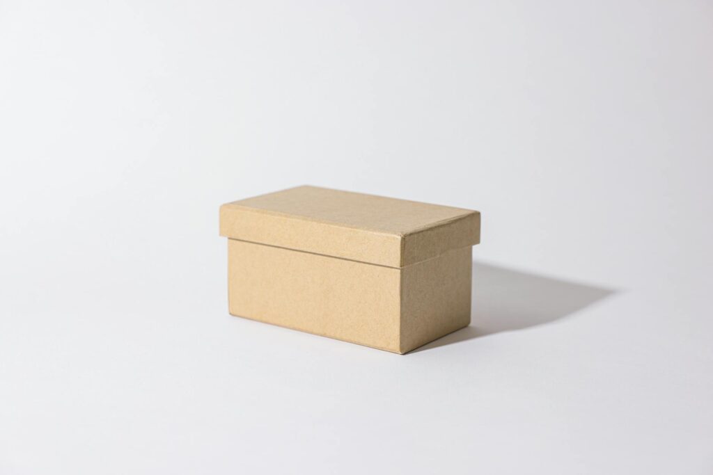 Para escolher uma cama box solteiro com colchão e baú, considere o tamanho do quarto, a capacidade de armazenamento do baú e