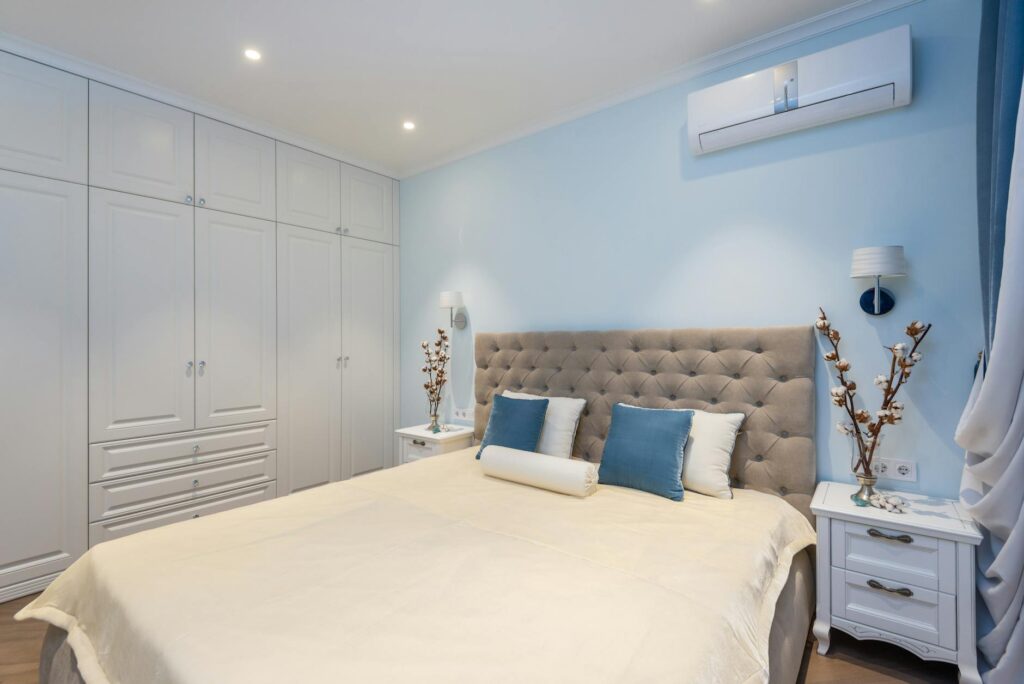 Para cama casal grande, é essencial considerar as dimensões do quarto e as necessidades de espaço para o casal. Modelos como