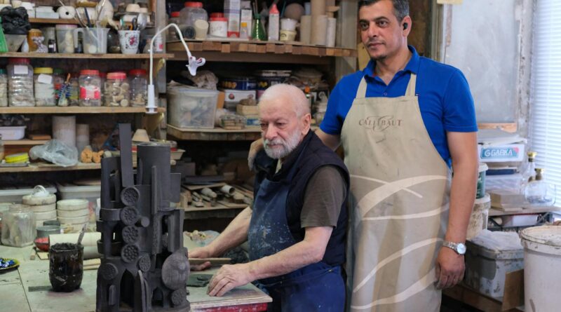 Para proteger móveis da maresia na praia, é crucial adotar medidas preventivas como usar vernizes e seladores específicos, ap