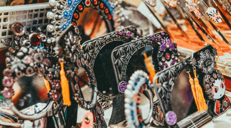 Para conjunto de espelhos para decoração, trata-se de um arranjo estratégico de várias peças que, juntas, criam um ponto foca