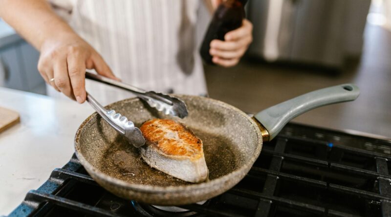 Para escolher um conjunto de panelas de Teflon, considere a qualidade do revestimento antiaderente, a espessura do fundo, o t