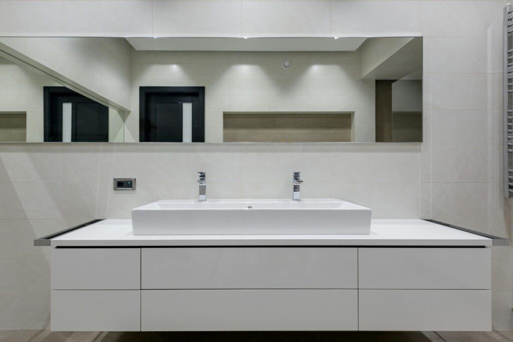 Para decoração com espelho na parede, posicione estrategicamente para ampliar visualmente espaços, potencializar a iluminação