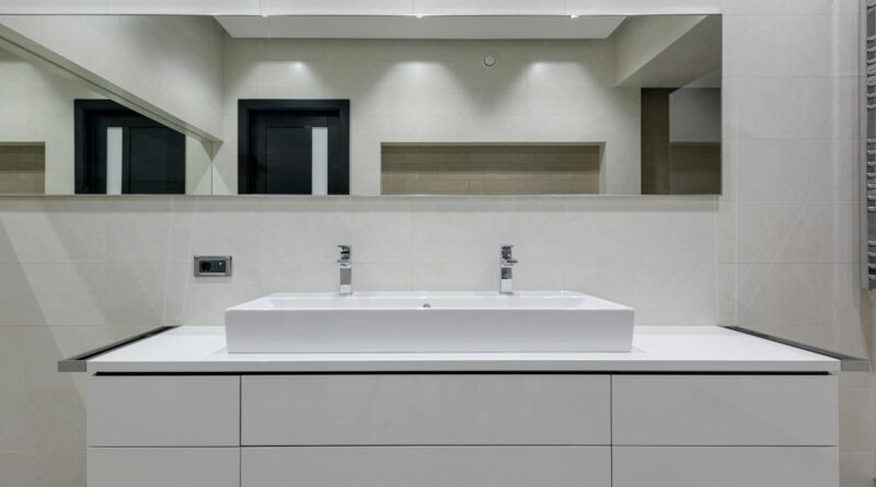 Para decoração com espelho na parede, posicione estrategicamente para ampliar visualmente espaços, potencializar a iluminação