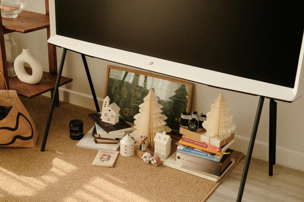 Para decoração de jardim em casa, comece planejando o layout e escolhendo plantas adequadas ao clima e espaço. Inclua element