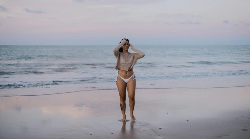 Para decoração para casa de praia, priorize materiais resistentes à maresia e umidade, como madeira de demolição, vime e teci