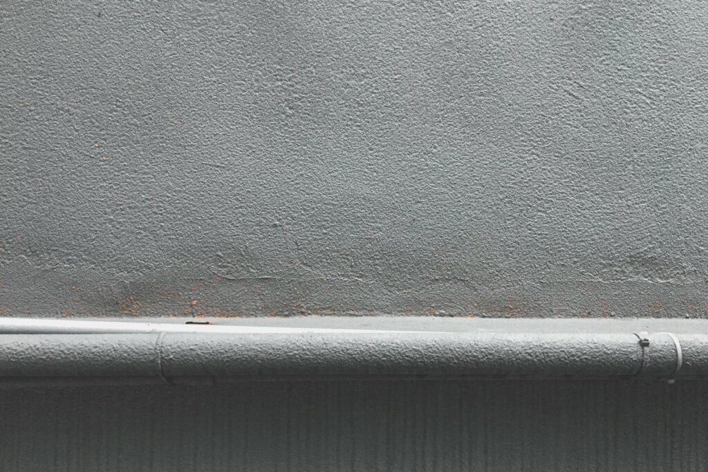 Para decoração parede cimento queimado, é essencial escolher o tipo de massa adequado (pronta ou feita em obra), preparar a s