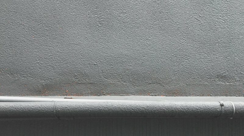 Para decoração parede cimento queimado, é essencial escolher o tipo de massa adequado (pronta ou feita em obra), preparar a s