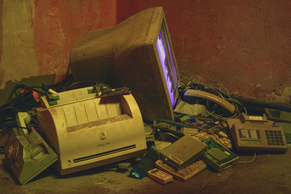 Para o descarte correto de eletrônicos velhos e pilhas, procure pontos de coleta específicos como ecopontos, assistências téc