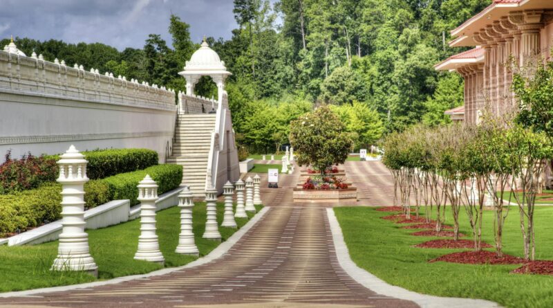 Para um projeto paisagístico ser completo e funcional, é crucial ir além das plantas. Ele deve integrar harmoniosamente eleme