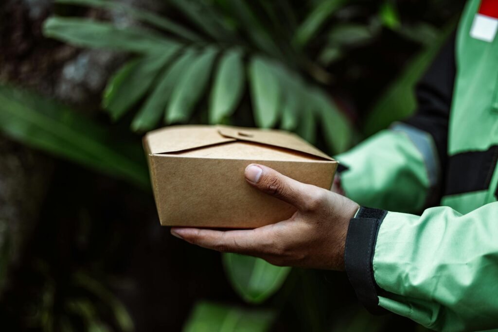 Para embalagens sustentáveis para e-commerce, as soluções ideais abrangem materiais como papelão reciclado, bioplásticos comp