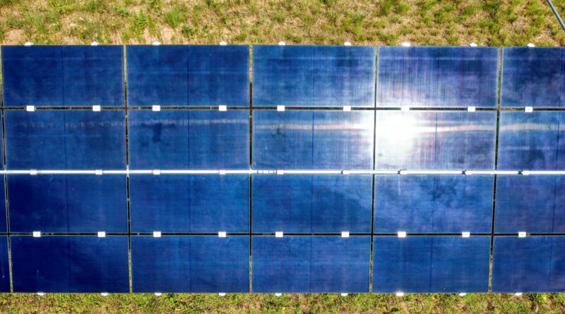 Para energia solar residencial vale a pena em 2024, a análise é positiva para a maioria dos casos. O investimento inicial é c