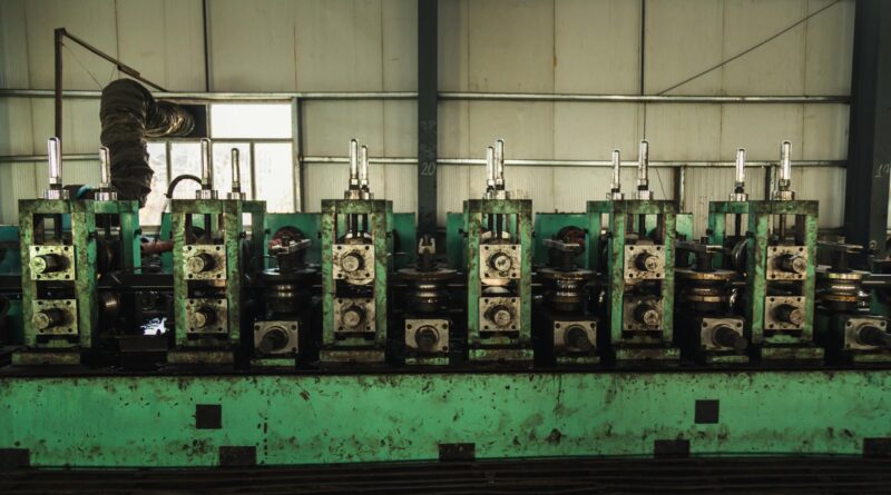 Para a fabricação de tubos PVC, o processo envolve a extrusão de resina de policloreto de vinila. Inicia-se com a mistura de