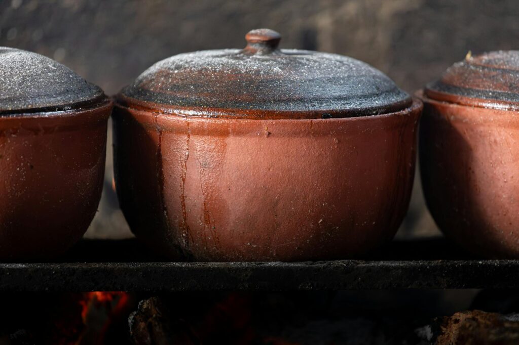 Para frigideira cerâmica, é essencial entender que ela oferece uma superfície antiaderente natural e livre de PFOA/PFAS, idea