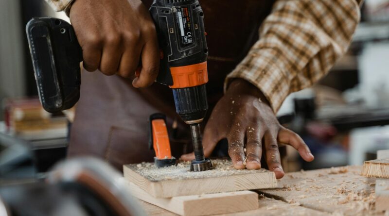 Para furadeira e parafusadeira de impacto profissional, é essencial considerar potência, torque, tipo de bateria, ergonomia e