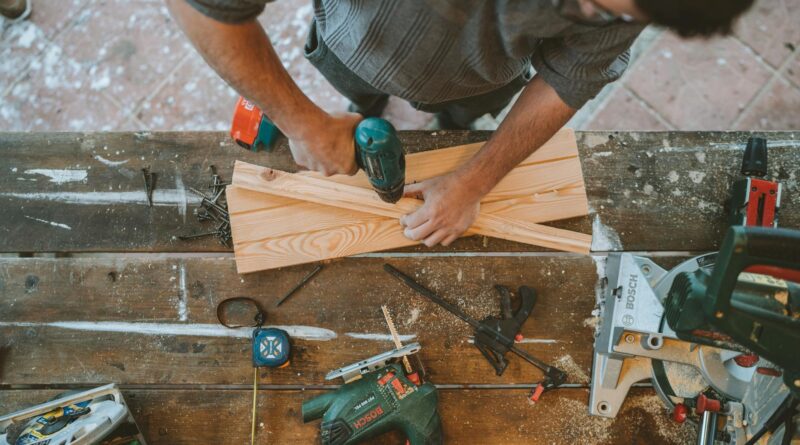 Para a furadeira parafusadeira 18V Bosch, é essencial escolher um modelo que combine potência, torque e autonomia de bateria,