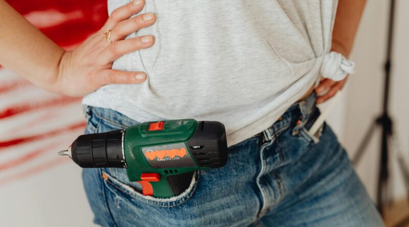 Para furadeiras potentes, é crucial considerar a potência (Watts), torque, tipo (impacto, parafusadeira), e a aplicação espec