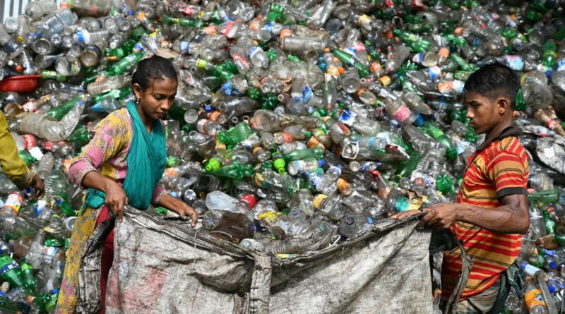 Para o impacto ambiental do descarte de lixo, ele se manifesta na poluição do solo, da água e do ar, na contaminação de ecoss