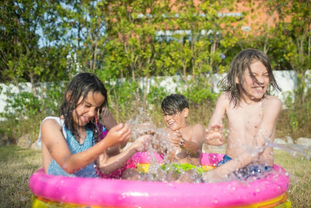 Para ter um jardim com piscina pequena, planeje o design considerando o espaço disponível, a iluminação solar e o estilo dese