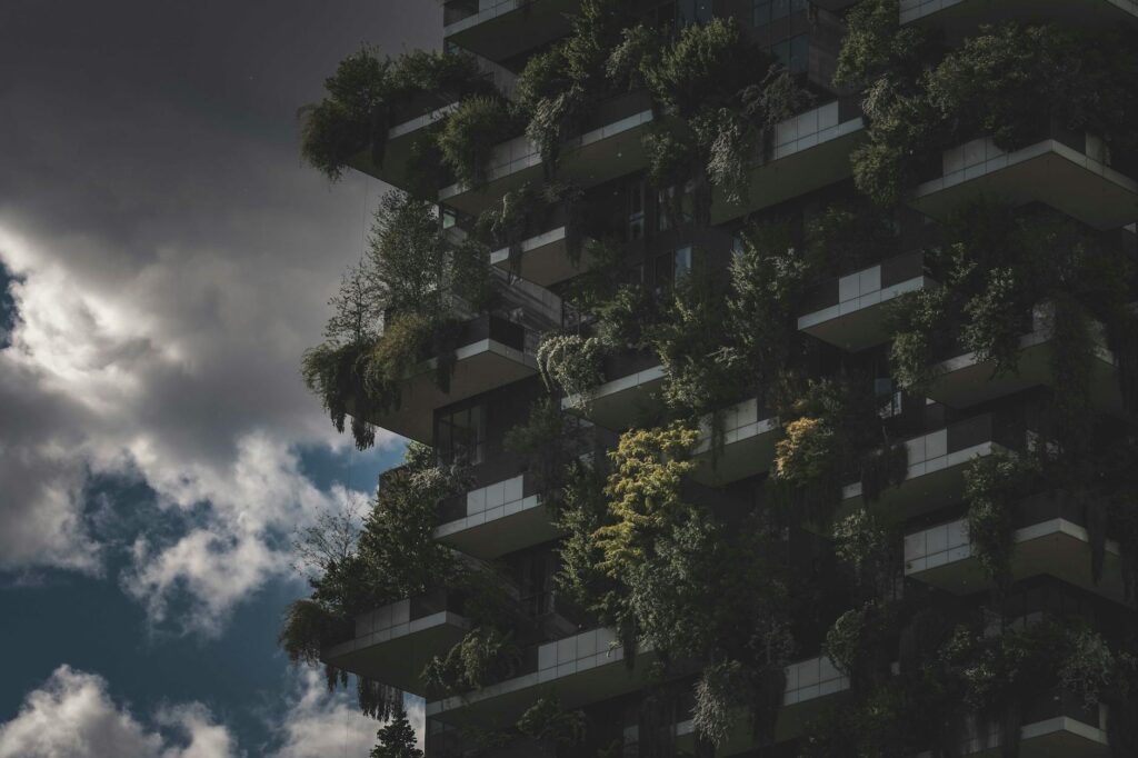 Para instalar jardins verticais em apartamentos, comece avaliando o espaço e a iluminação. Escolha o sistema adequado (modula