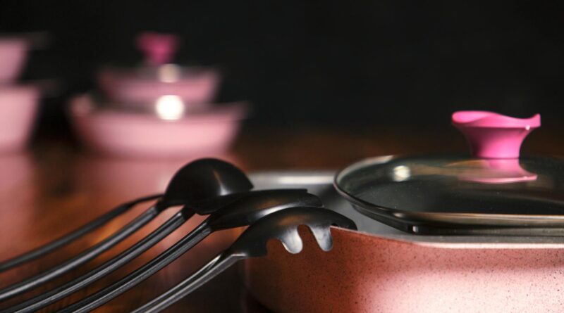 Para escolher o jogo de caçarola antiaderente ideal, considere o material (PTFE, cerâmica, granito), a compatibilidade com se