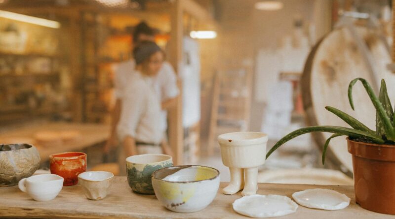 Para escolher um jogo de caçarola de cerâmica, considere a qualidade do material, a compatibilidade com seu fogão, o número d