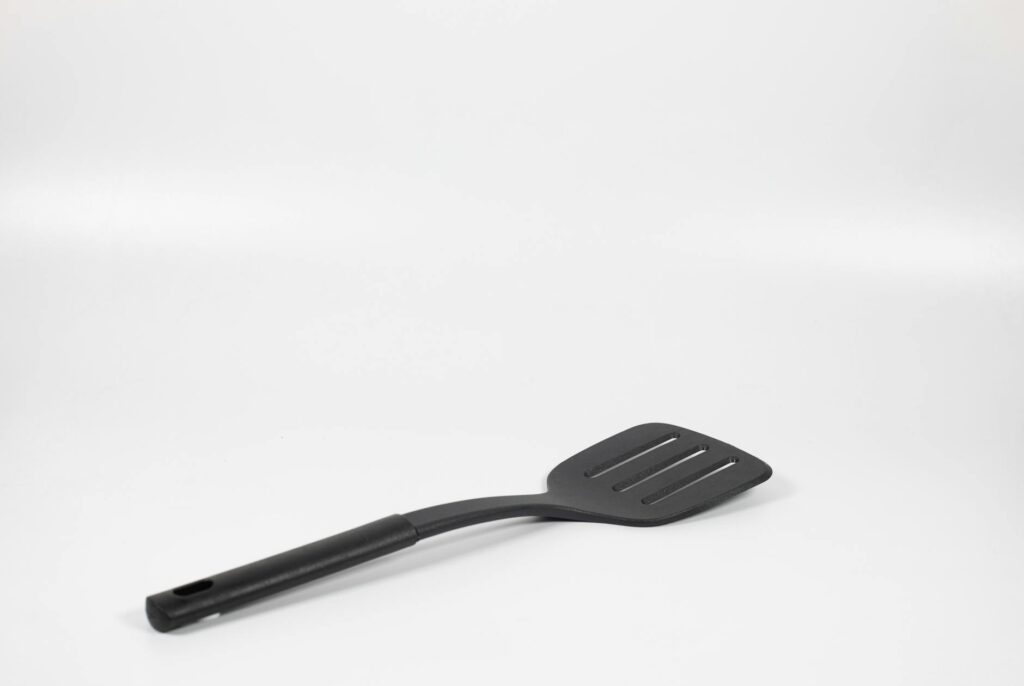 Para escolher o jogo de panela antiaderente ideal, considere o tipo de revestimento (PTFE, cerâmica, titânio), a compatibilid