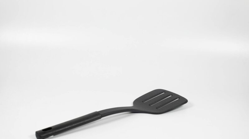 Para escolher o jogo de panela antiaderente ideal, considere o tipo de revestimento (PTFE, cerâmica, titânio), a compatibilid