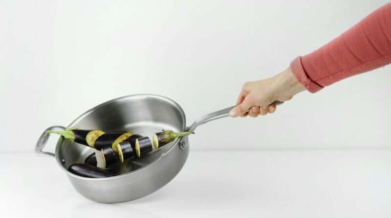 Para um jogo de panela de aço inoxidável, é essencial considerar a qualidade do material (aço 18/10), o tipo de fundo (triplo