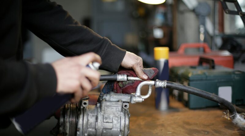 Para escolher o kit de parafusadeira DeWalt ideal, considere a potência (voltagem), o tipo de parafusadeira (impacto ou furad