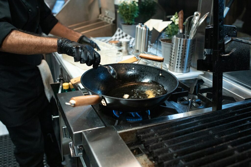 Para escolher o kit frigideira ideal, considere o material (antiaderente, cerâmica, aço inox), o tamanho das peças para suas