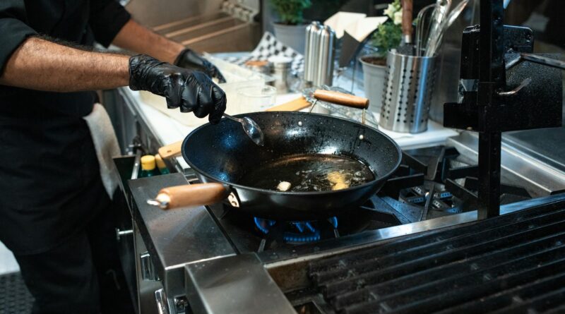 Para escolher o kit frigideira ideal, considere o material (antiaderente, cerâmica, aço inox), o tamanho das peças para suas