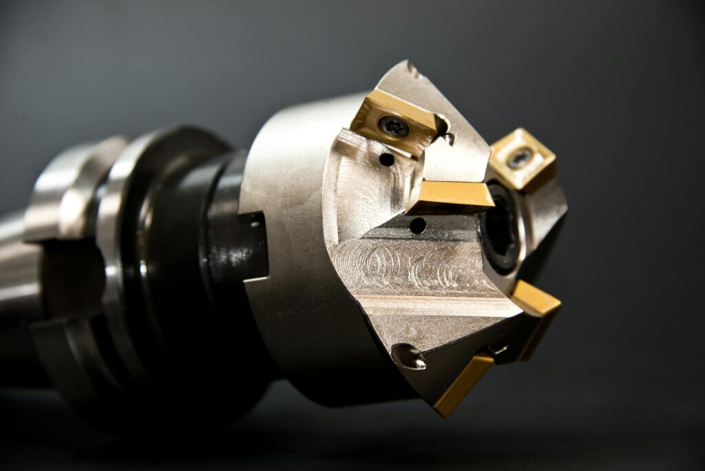 Para uma máquina de furar profissional, a escolha ideal depende do tipo de material, frequência de uso e precisão exigida. Mo