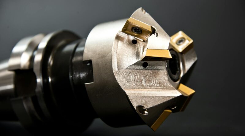 Para uma máquina de furar profissional, a escolha ideal depende do tipo de material, frequência de uso e precisão exigida. Mo